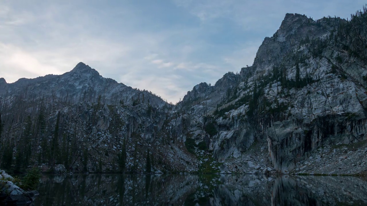 雾在Trail Creek湖- Sawtooth国家森林-爱达荷-延时视频素材