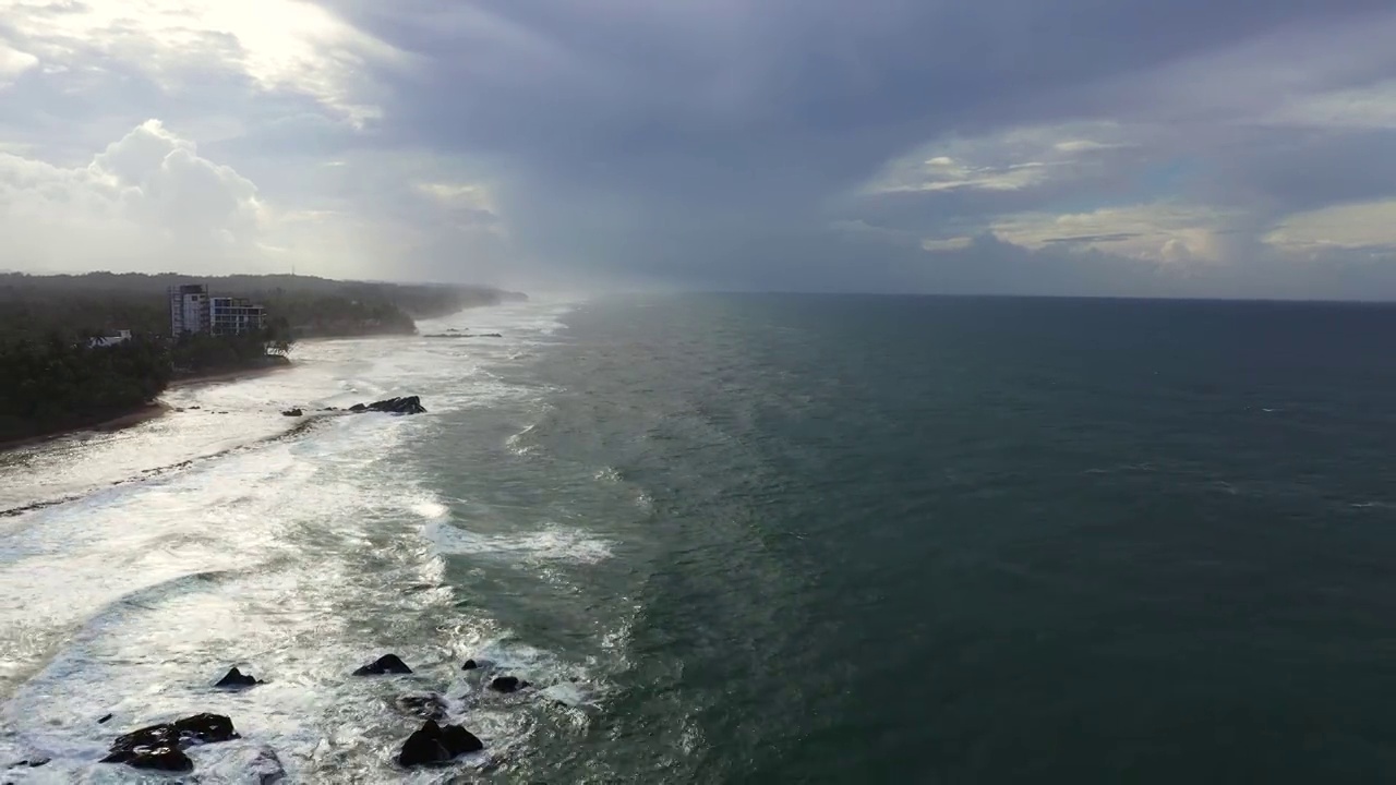 海滩上有棕榈树，海洋上有海浪。加。斯里兰卡视频素材