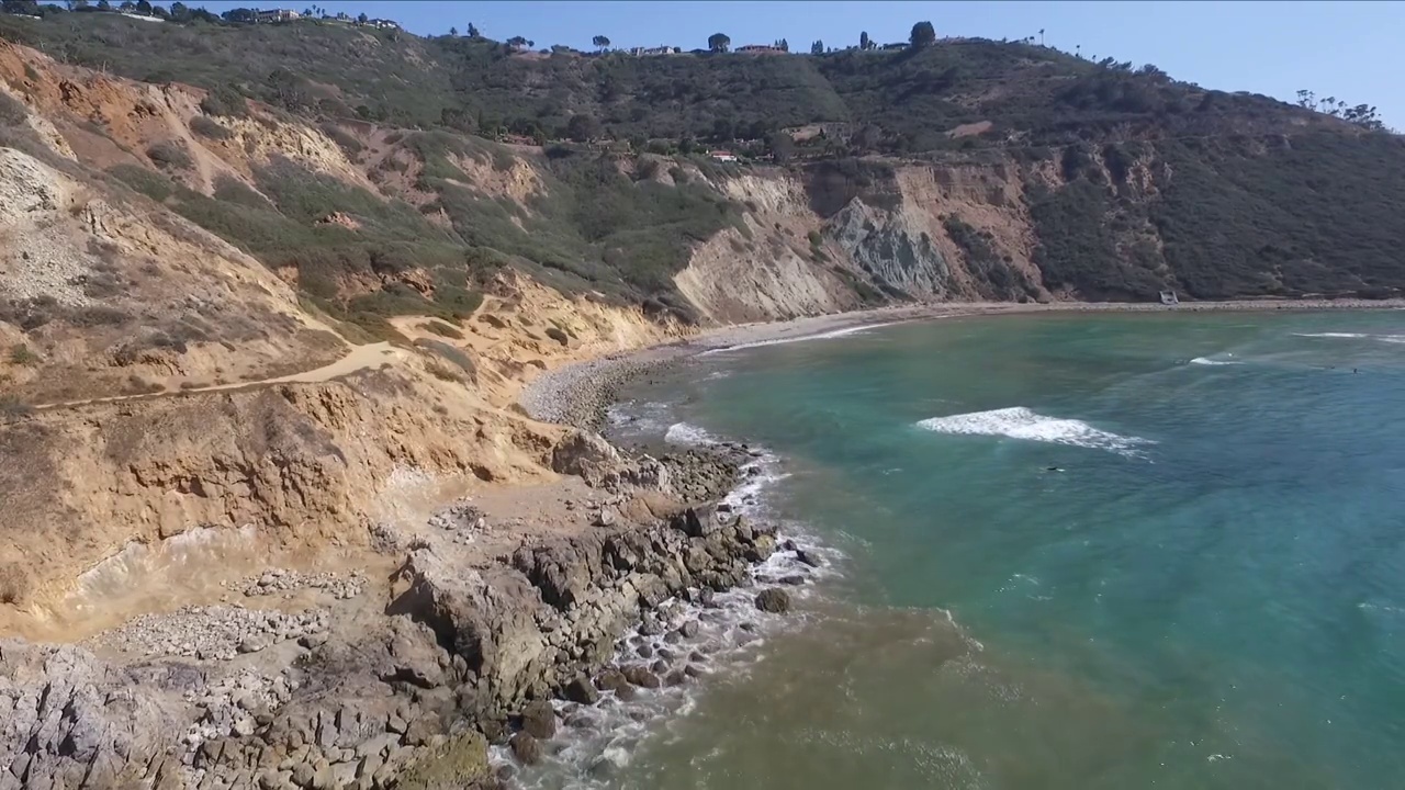 无人机沿着加利福尼亚海岸拍摄太平洋的蓝色海水视频素材