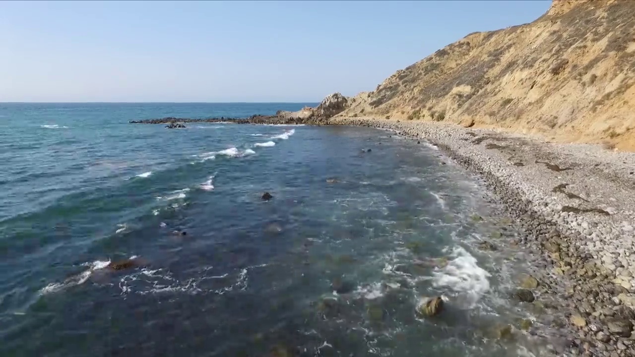 无人机沿着加利福尼亚海岸拍摄太平洋的蓝色海水视频素材