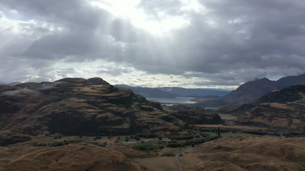 南岛-廷德尔效应和新西兰瓦纳卡湖的风景视频素材