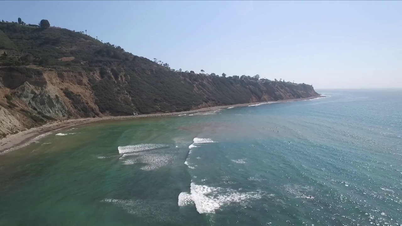 无人机沿着加利福尼亚海岸拍摄太平洋的蓝色海水视频素材