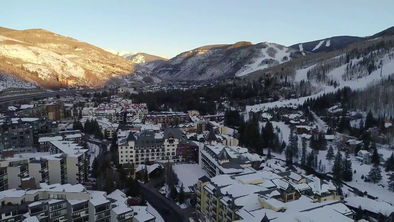 威尔，科罗拉多州，美国市中心无人机山空中视频素材