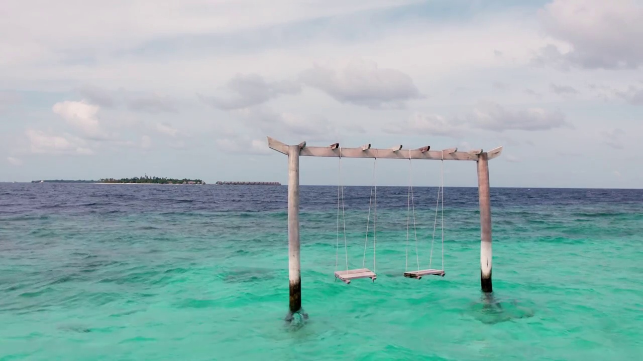 平衡架在马尔代夫的摇摆镜头，清晰的海洋，海浪和全景视频素材