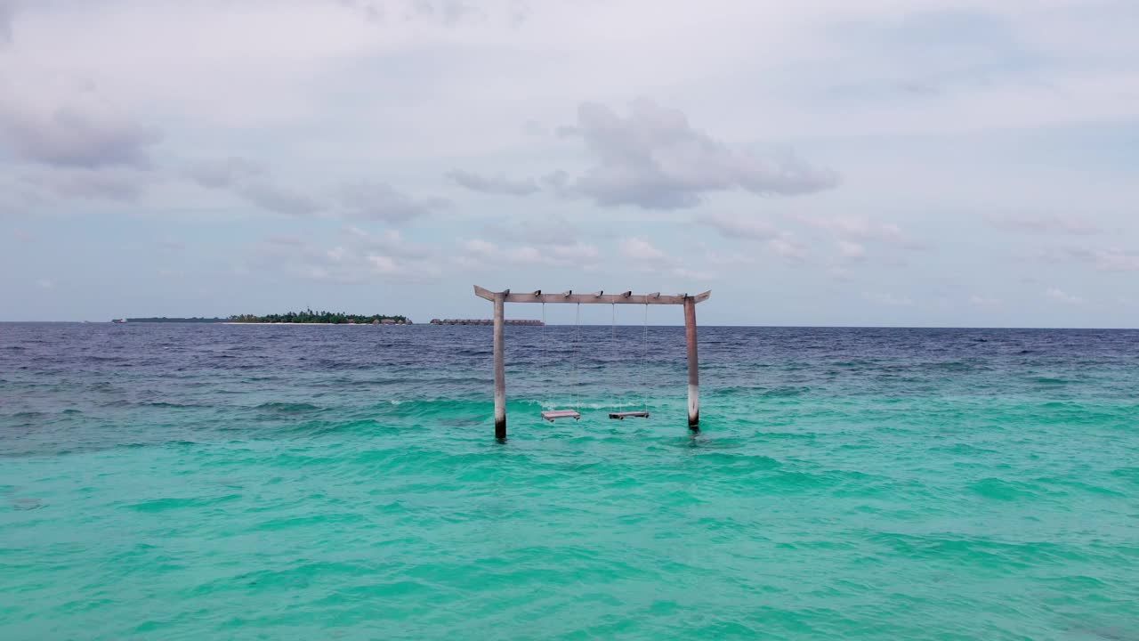 在马尔代夫的海洋，海浪和全景的平衡架镜头视频素材