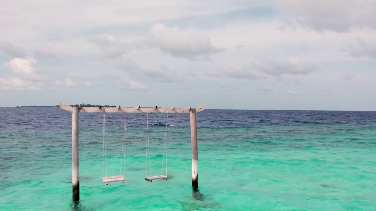 倾斜航拍镜头在马尔代夫清晰的海洋，海浪和全景视频素材