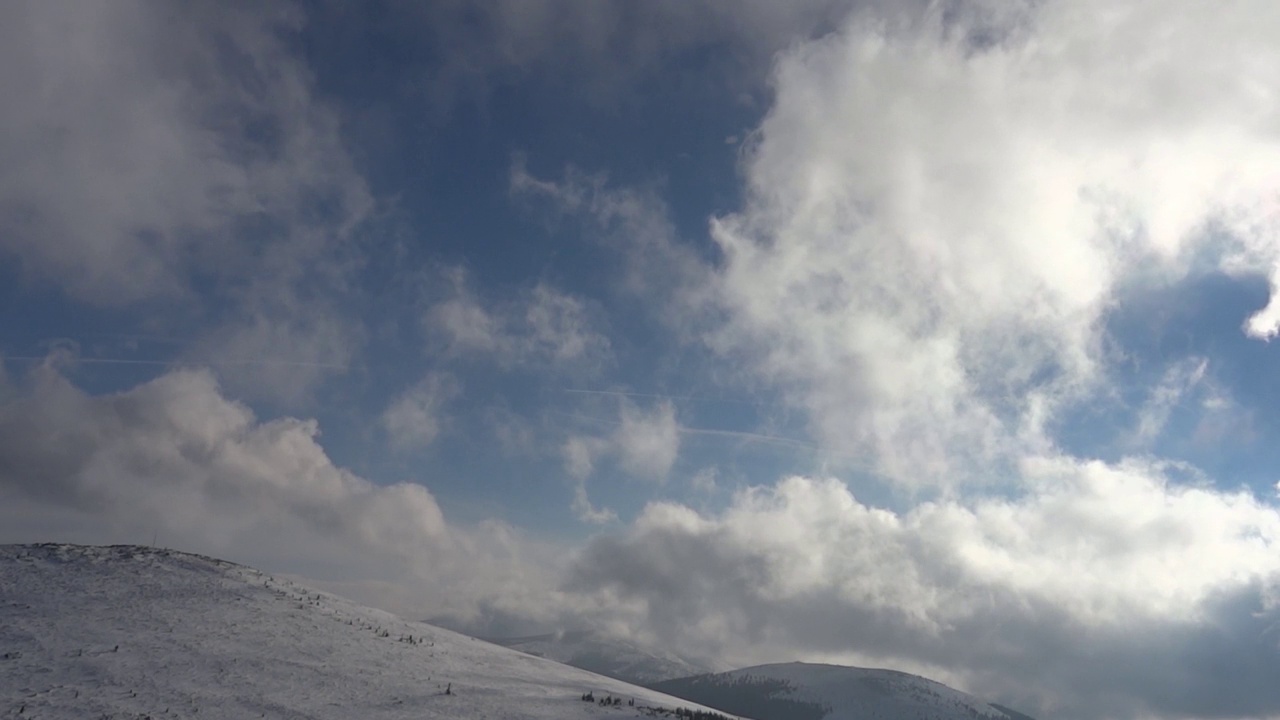 白云在雪山上飞驰视频素材