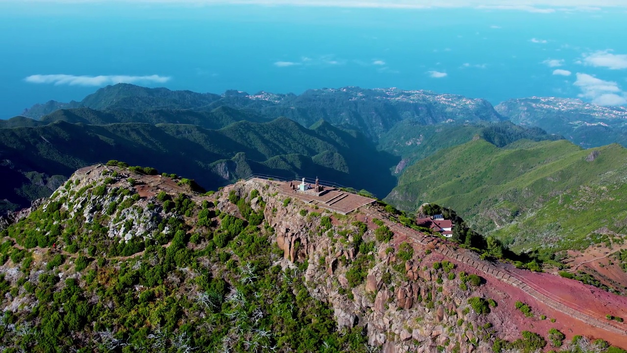 一架无人机在马德拉岛的最高峰Pico Ruivo上空飞行的4K航拍镜头。视频素材