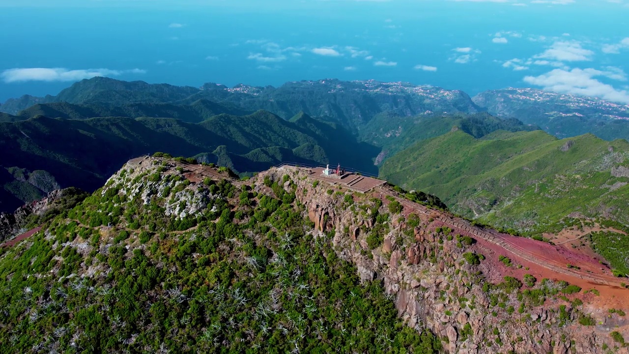 一架无人机在马德拉岛的最高峰Pico Ruivo上空飞行的4K航拍镜头。视频素材