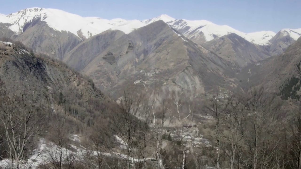 在蜿蜒曲折的道路上行驶，穿过高山和深谷，那里有许多村庄视频素材