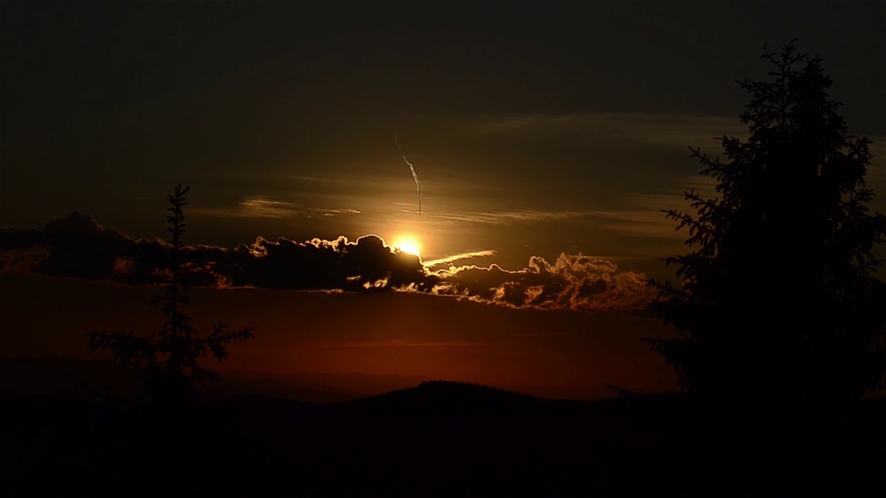 戏剧性的日落日出太阳射线云云景观背景天空五彩缤纷下来视频素材