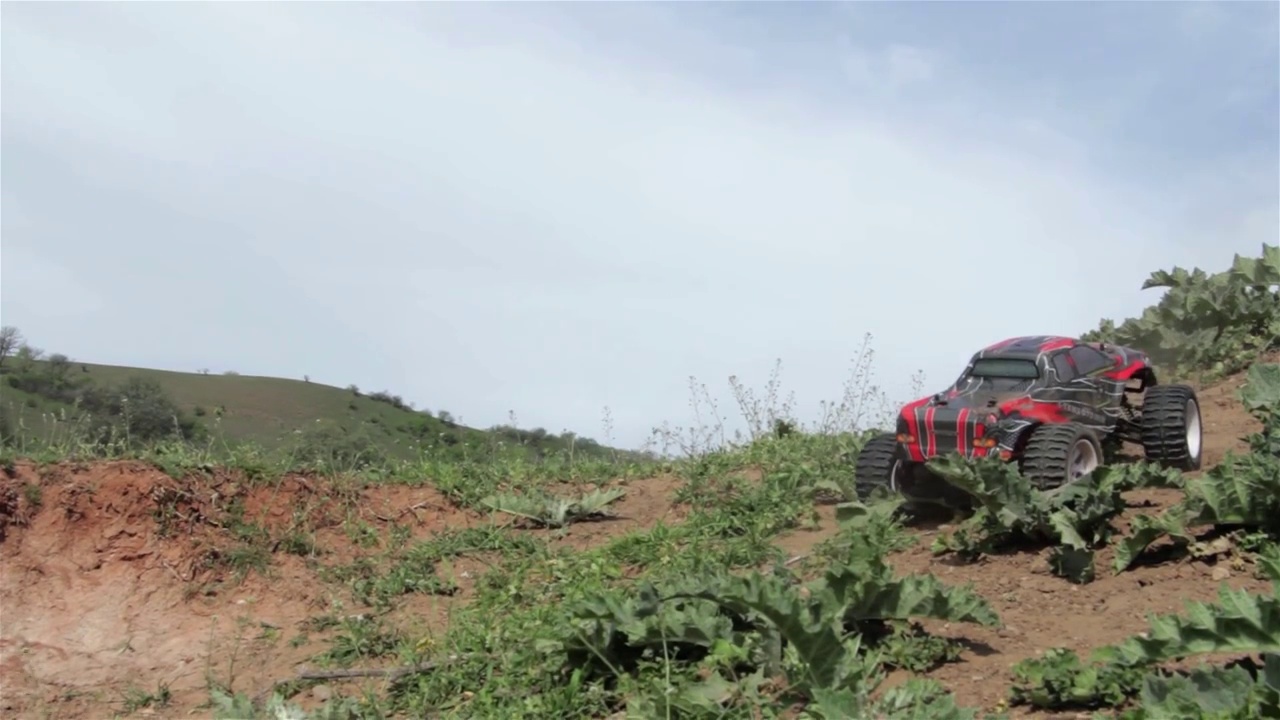 汽车与遥控器，运行在一个小峡谷粘土，通过执行小特技视频素材