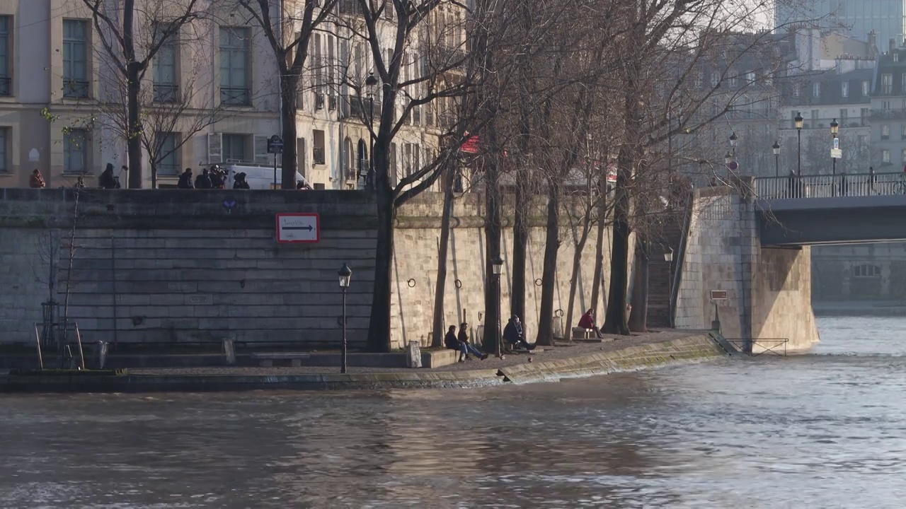 巴黎塞纳河发生小洪水视频素材