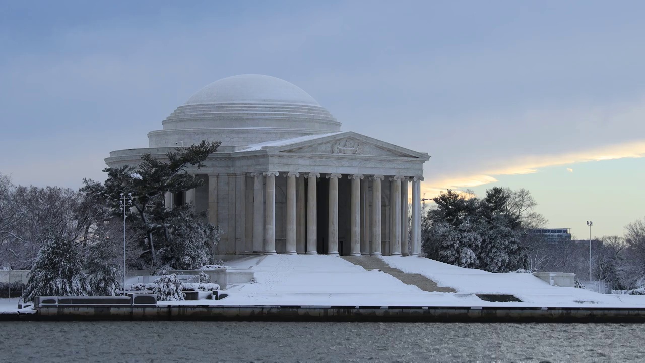 杰斐逊纪念堂在暴风雪后被大雪覆盖——华盛顿特区视频素材