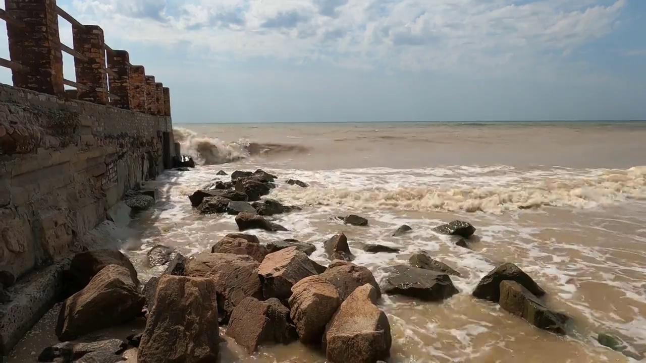 在风和日丽的暴风雨中，码头阻隔了海浪。视频素材