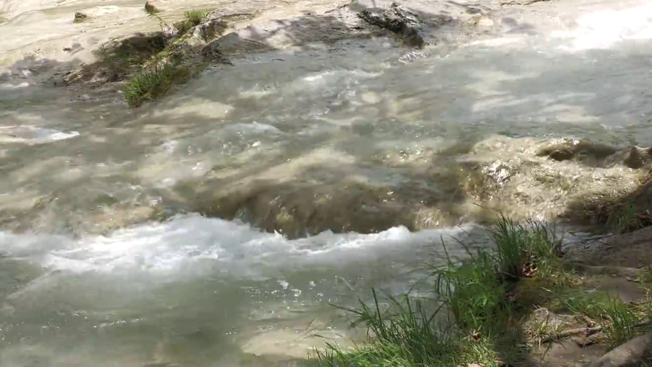 水在河中流动，稳定的射击视频素材