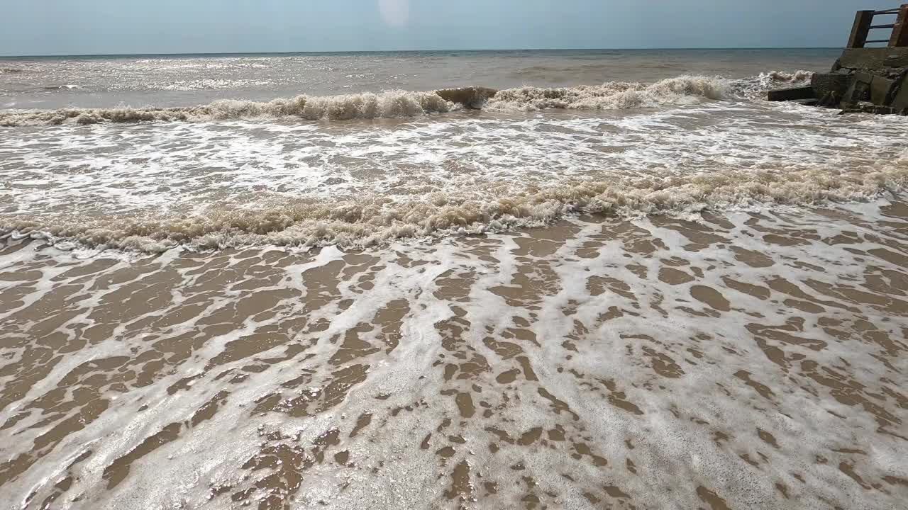 在风和日丽的暴风雨中，码头阻隔了海浪。视频素材