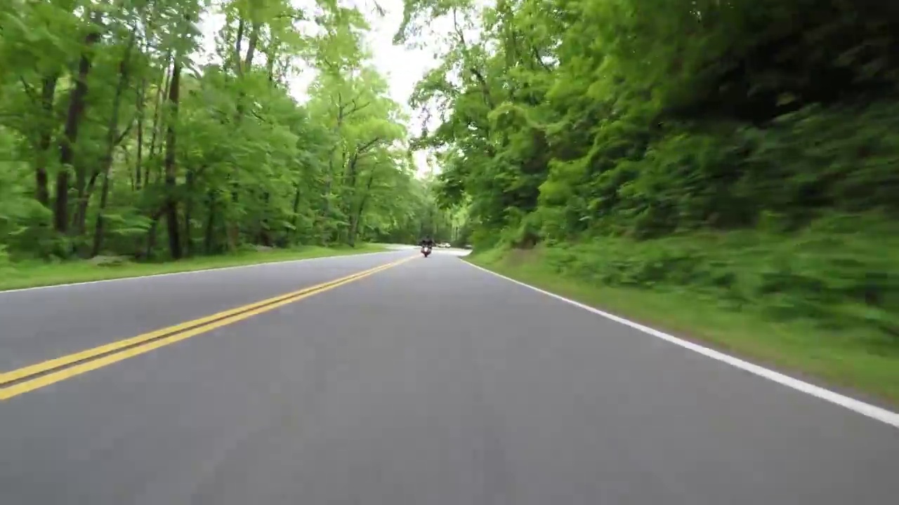 在大烟山跟随一辆摩托车视频素材