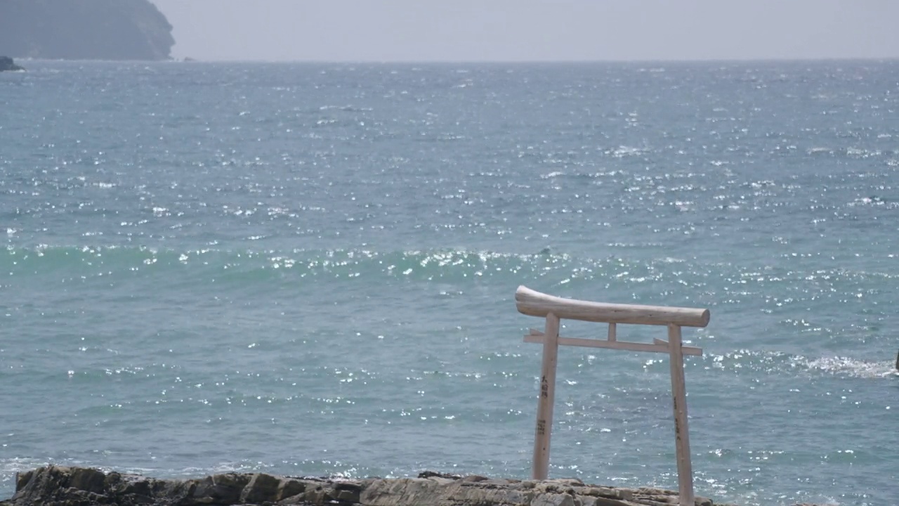 日本对马岛海边鸟居视频素材