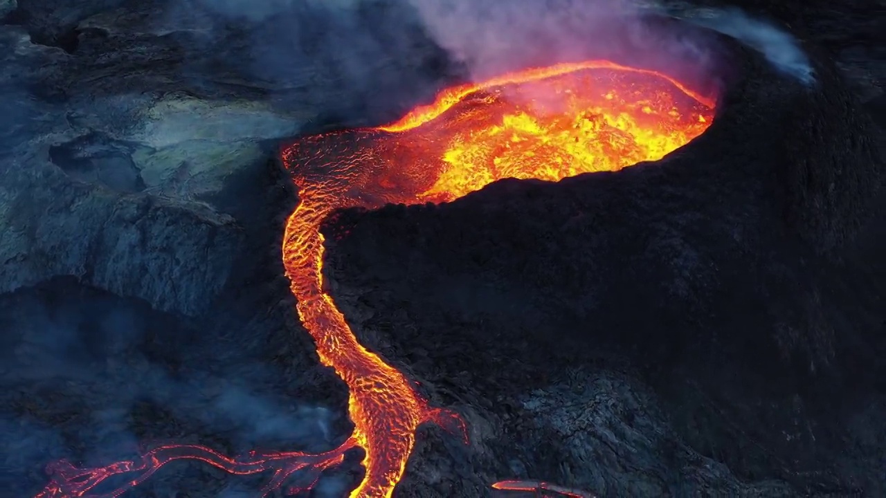 冰岛Fagradalsfjall火山火山喷发的鸟瞰图视频素材