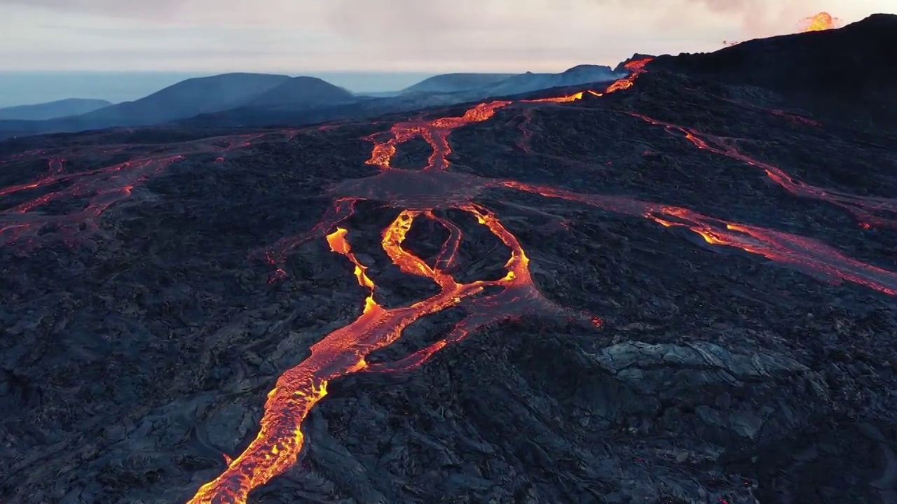 冰岛Fagradalsfjall火山火山喷发的鸟瞰图视频素材