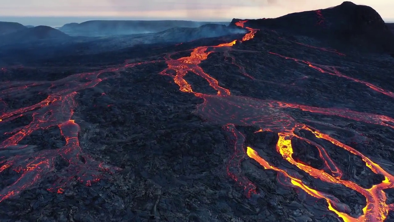 冰岛Fagradalsfjall火山火山喷发的鸟瞰图视频素材