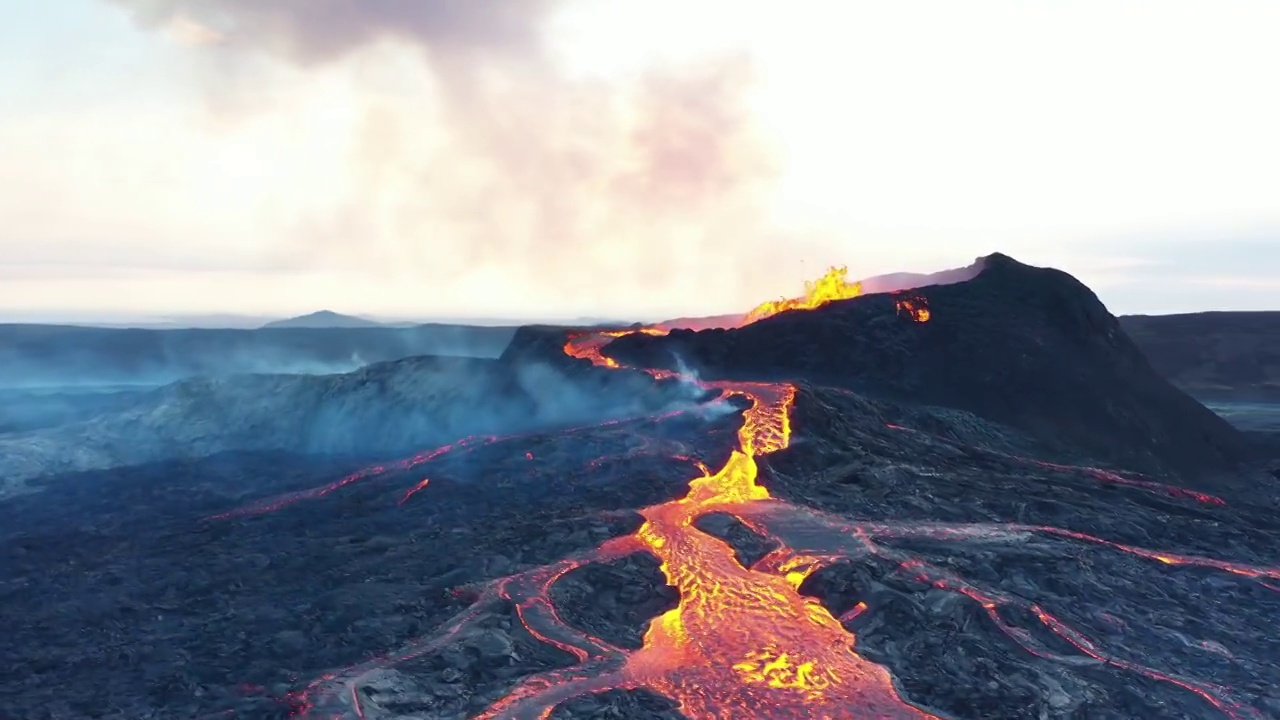 冰岛Fagradalsfjall火山火山喷发的鸟瞰图视频素材