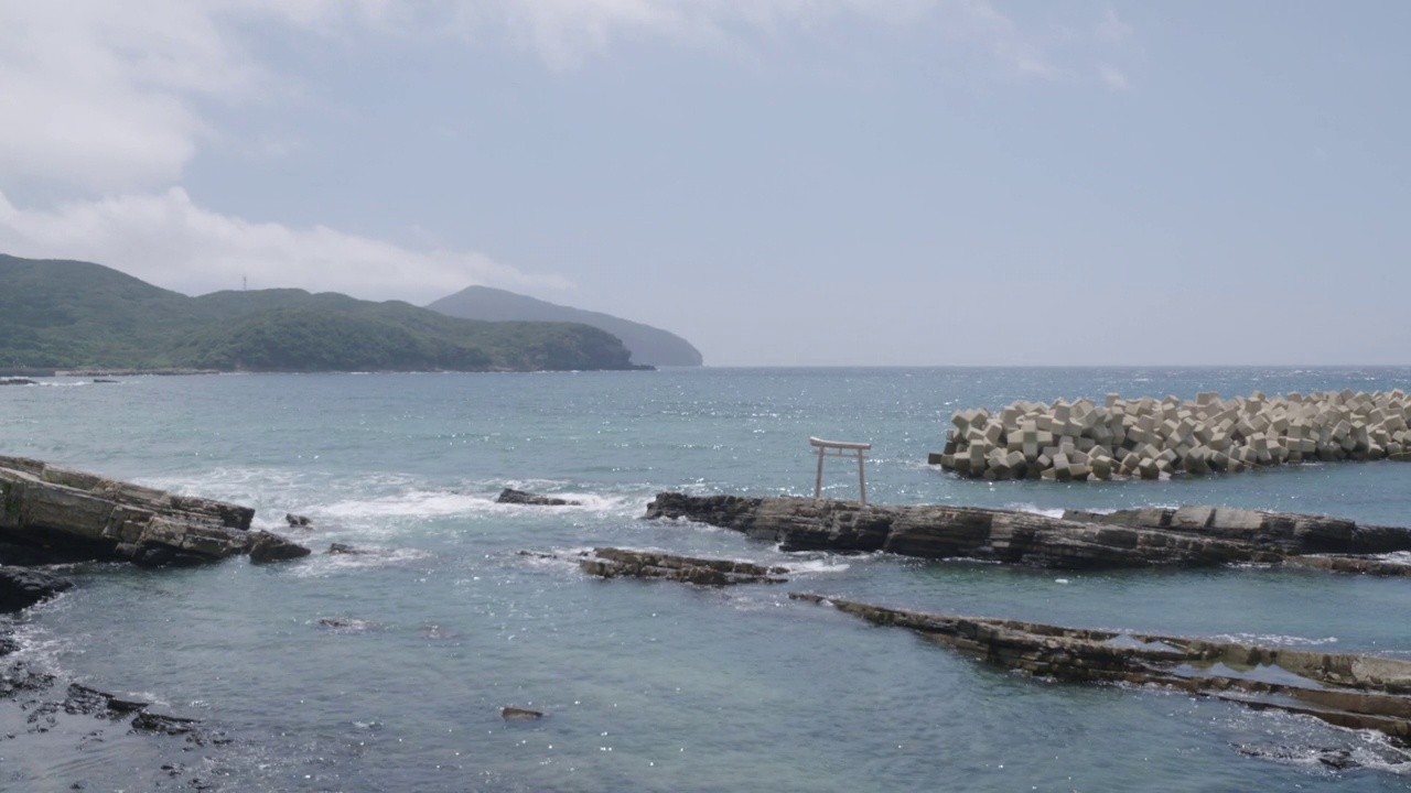 日本对马岛海边鸟居视频素材