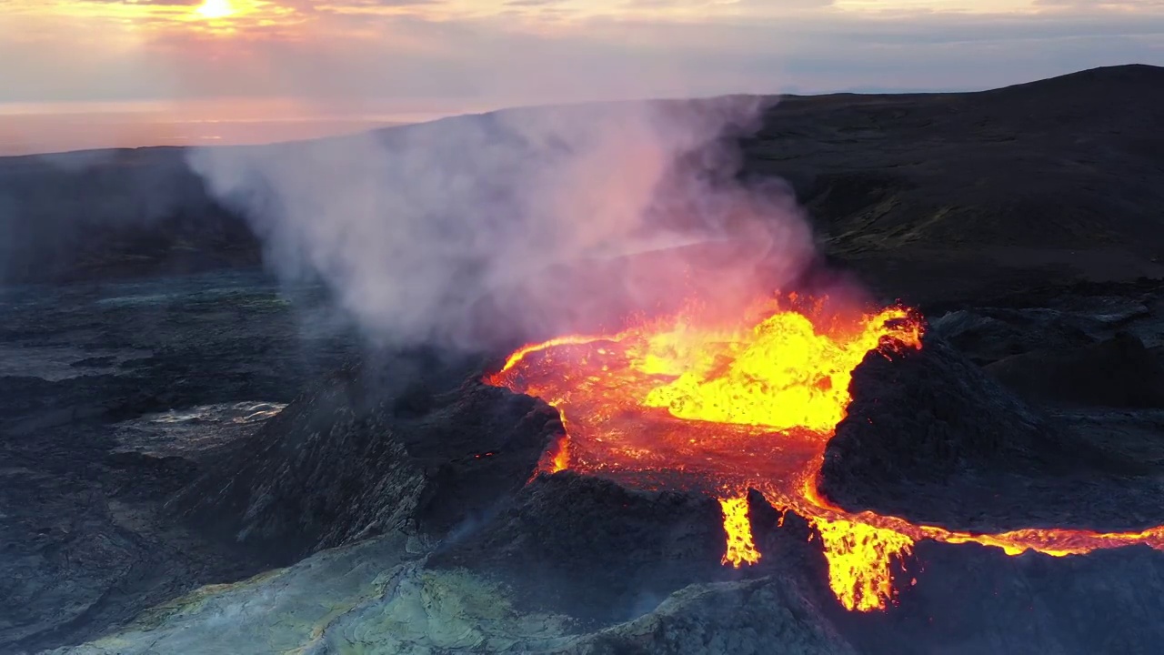 冰岛Fagradalsfjall火山火山喷发的鸟瞰图视频素材