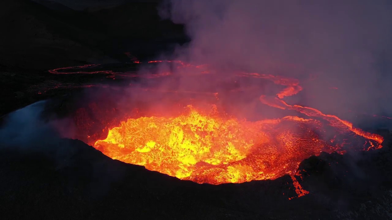 火山熔岩从Fagradalsfjall山流出，鸟瞰图，冰岛视频素材