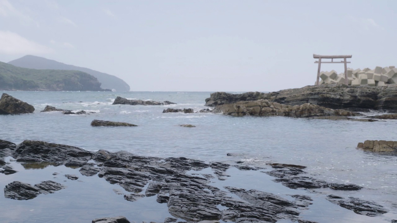 日本对马岛海边鸟居视频素材