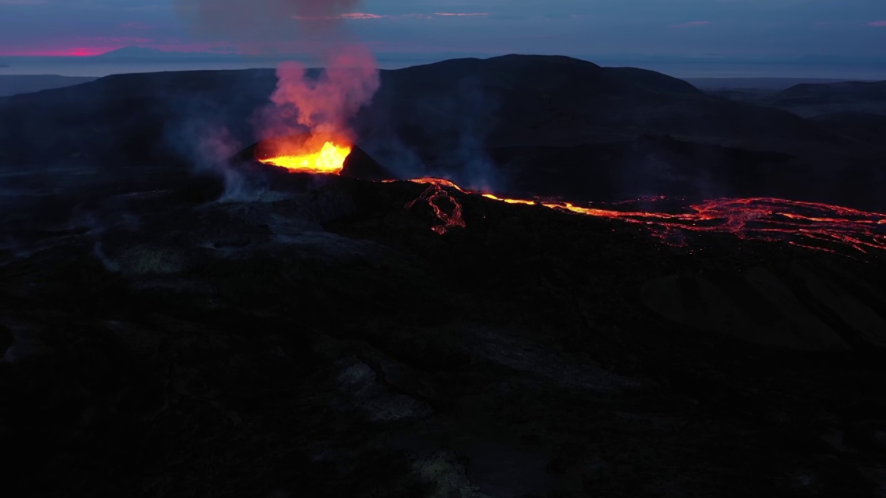 火山熔岩从Fagradalsfjall山流出，鸟瞰图，冰岛视频素材