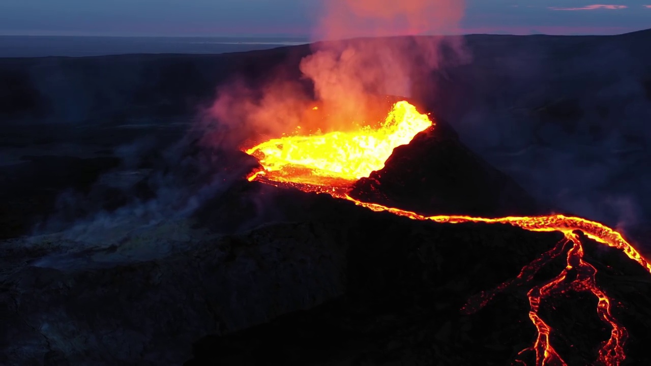 火山熔岩从Fagradalsfjall山流出，鸟瞰图，冰岛视频素材