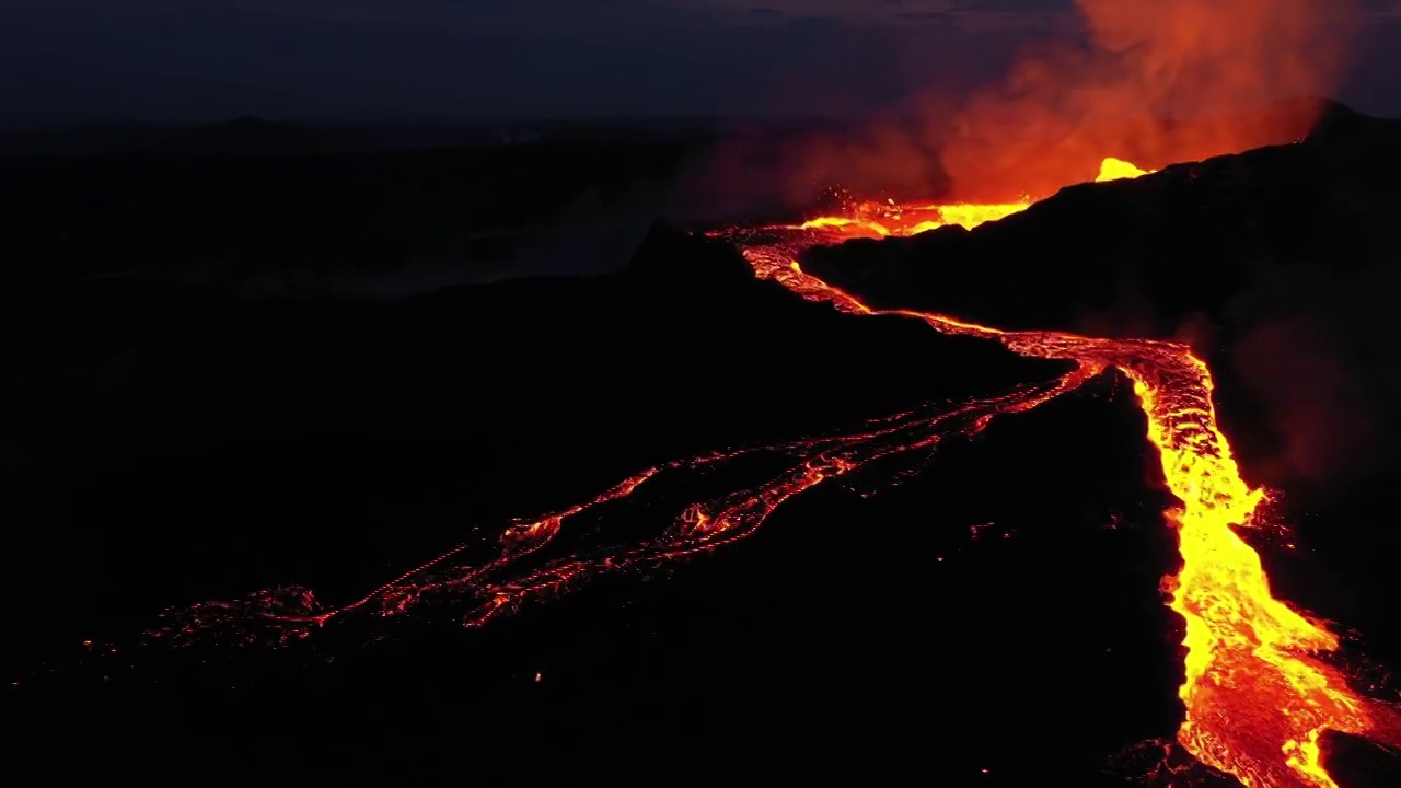 火山熔岩从Fagradalsfjall山流出，鸟瞰图，冰岛视频素材