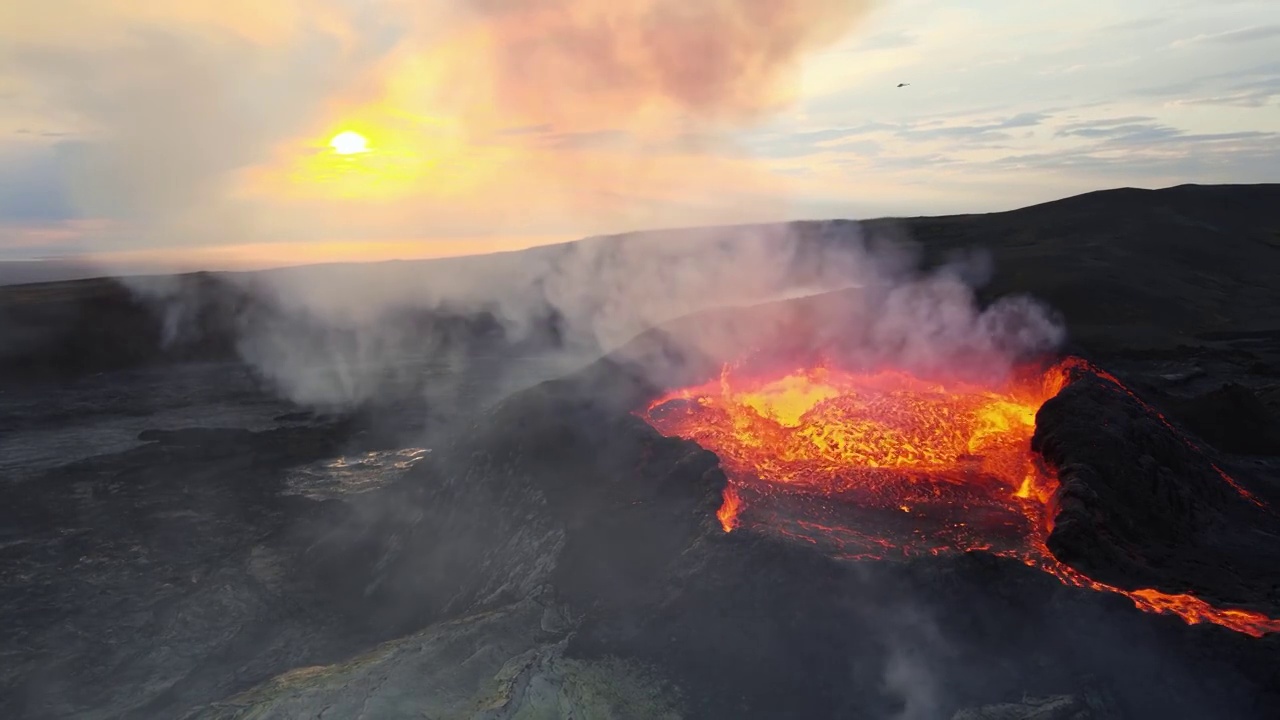 从Fagradalsfjall火山喷发的熔岩，鸟瞰图，冰岛视频素材