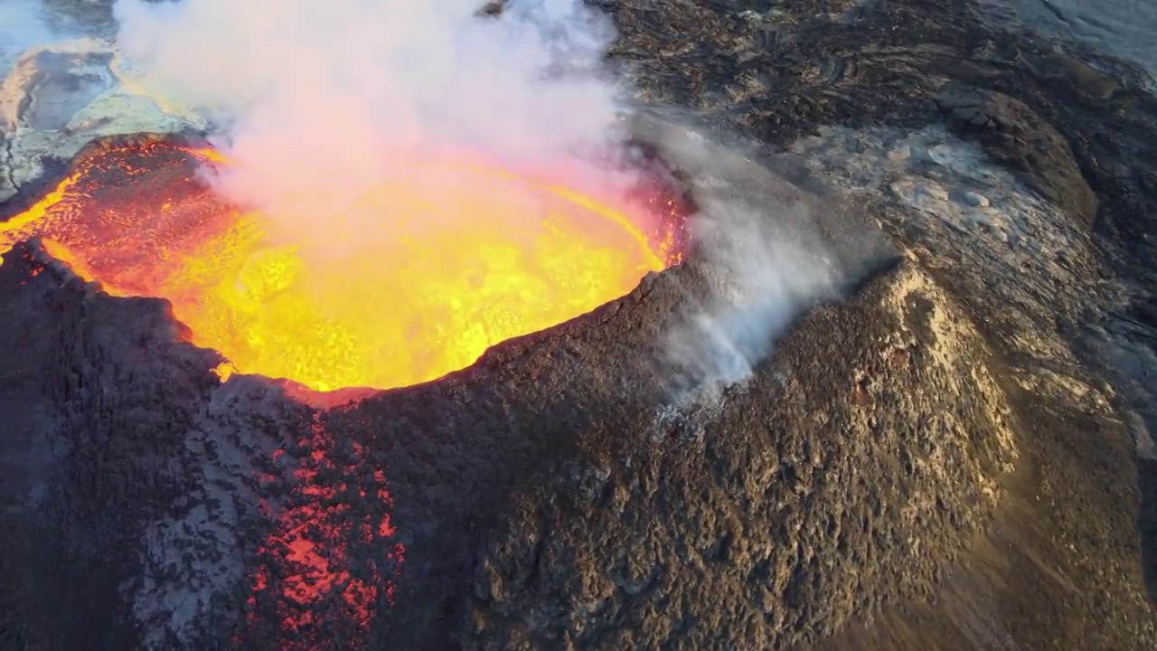 从Fagradalsfjall火山喷发的熔岩，鸟瞰图，冰岛视频素材