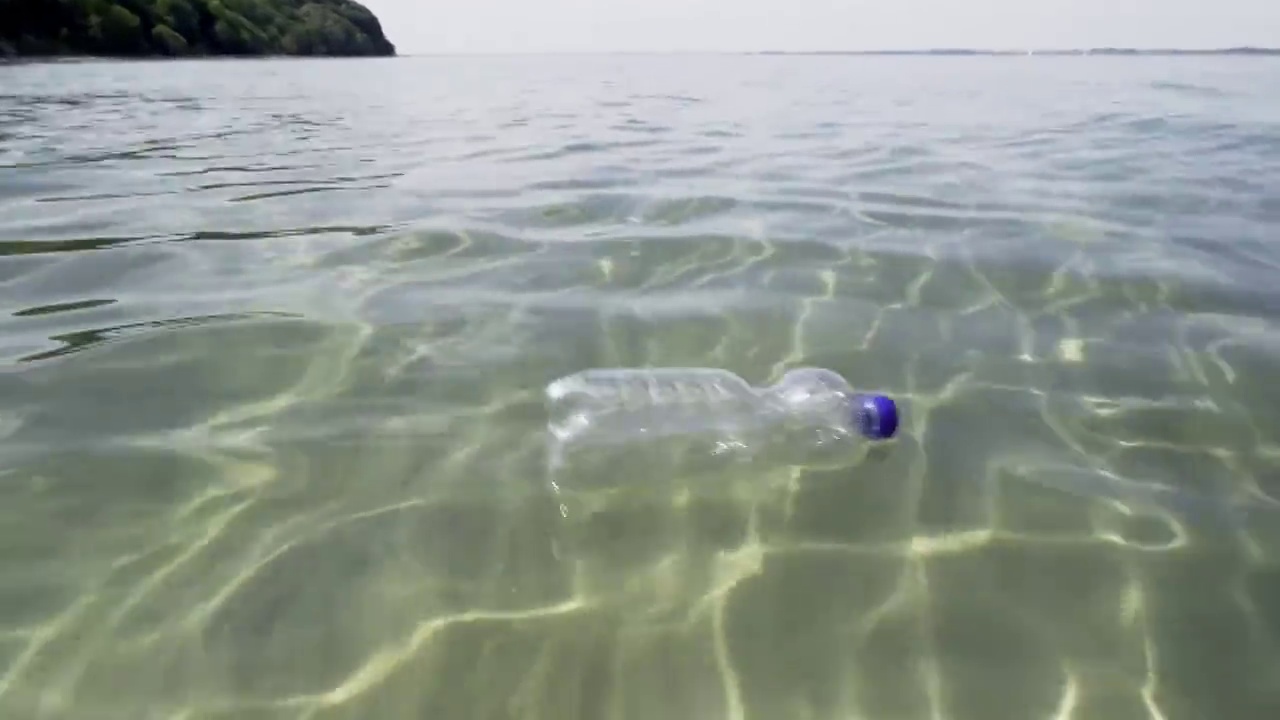 塑料瓶漂浮在海里视频素材