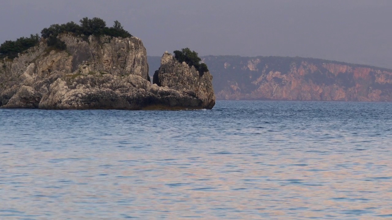 可以看到岩石嶙峋的岛屿和汹涌的海浪视频素材