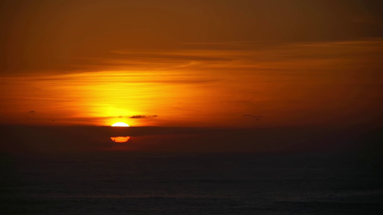 海边的日出，深橙色的太阳从海里升起视频素材