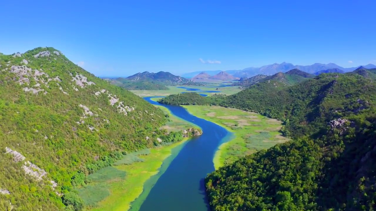 斯卡达尔湖海岸附近的里耶卡克诺耶维卡河峡谷鸟瞰图。黑山最著名的风景之一。视频素材