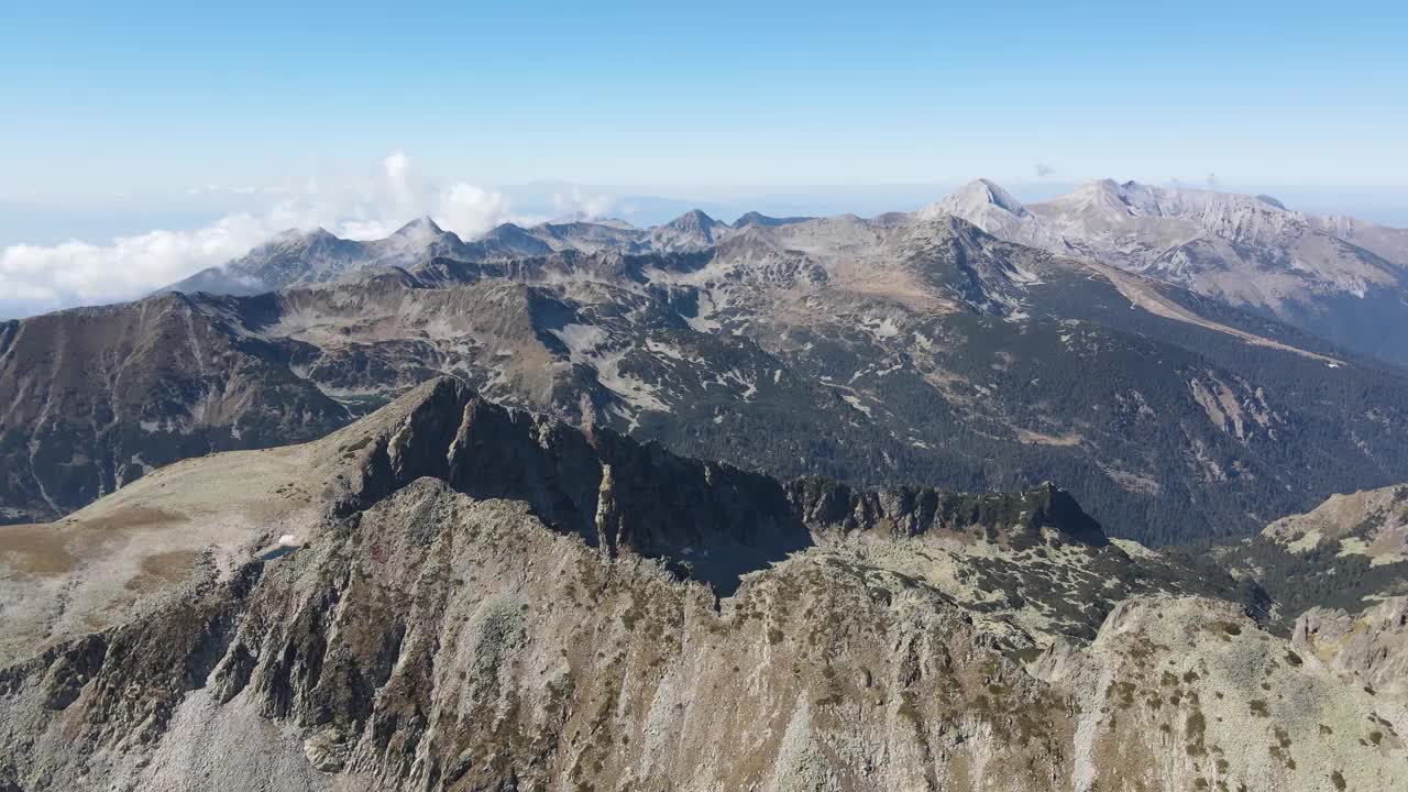 鸟瞰strazite山峰，Pirin山，保加利亚视频素材