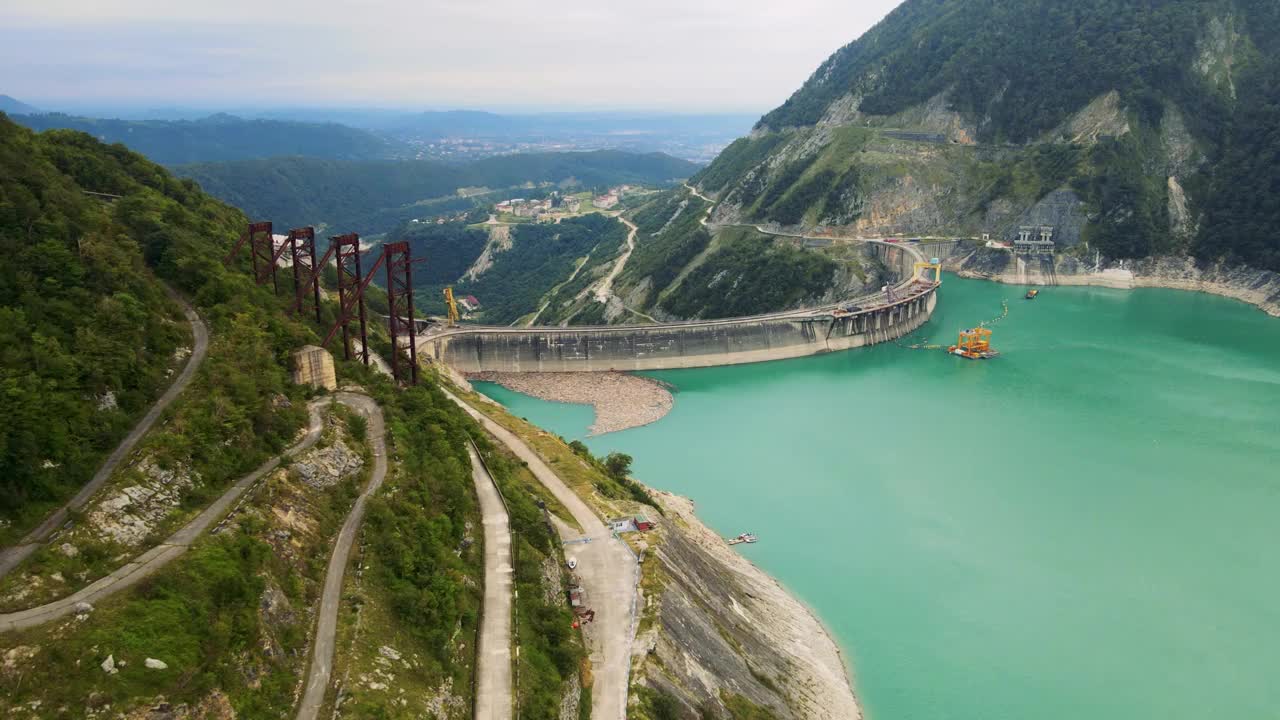 飞越格鲁吉亚因古里水电站上空视频素材