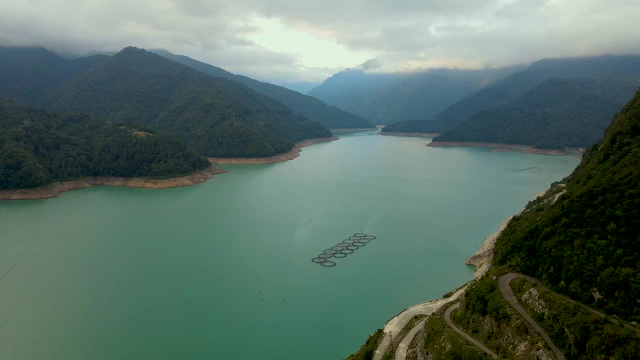 飞越格鲁吉亚因古里水电站上空视频下载