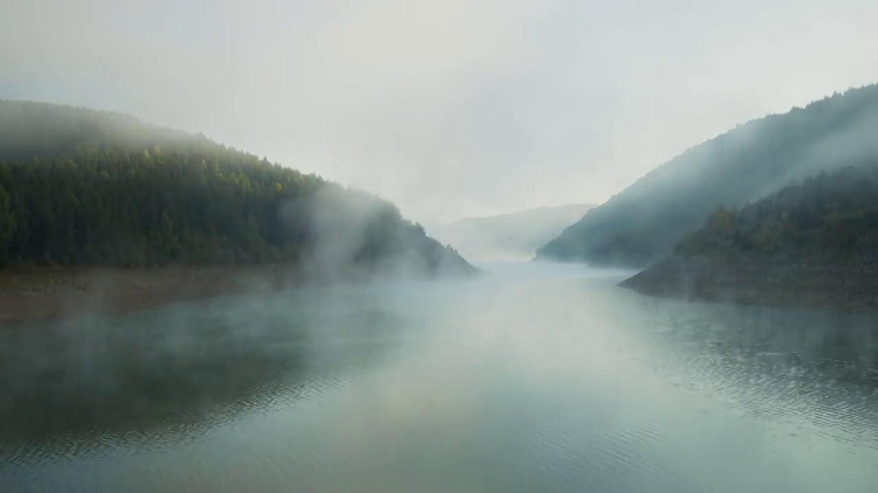 秋日湖上的雾视频素材