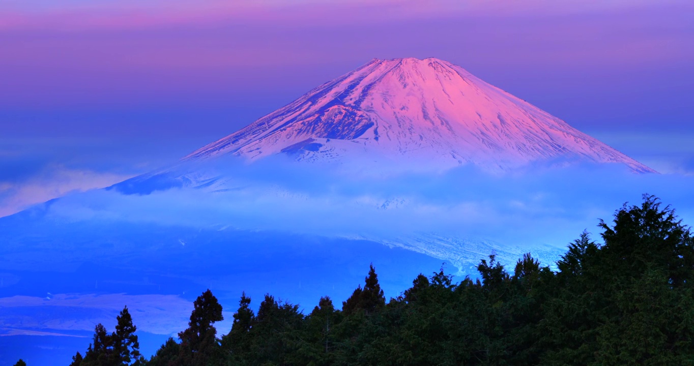 富士山在晨曦中被白雪覆盖视频素材