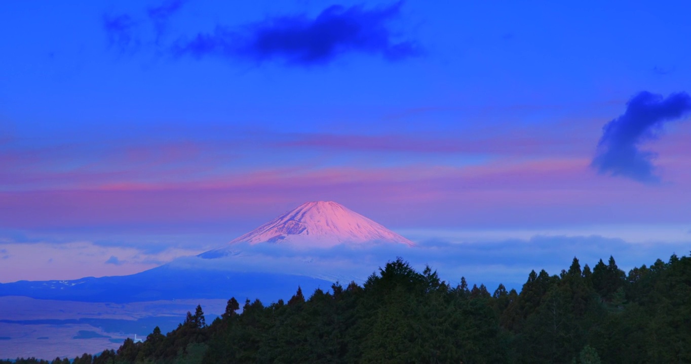 富士山在晨曦中被白雪覆盖视频素材