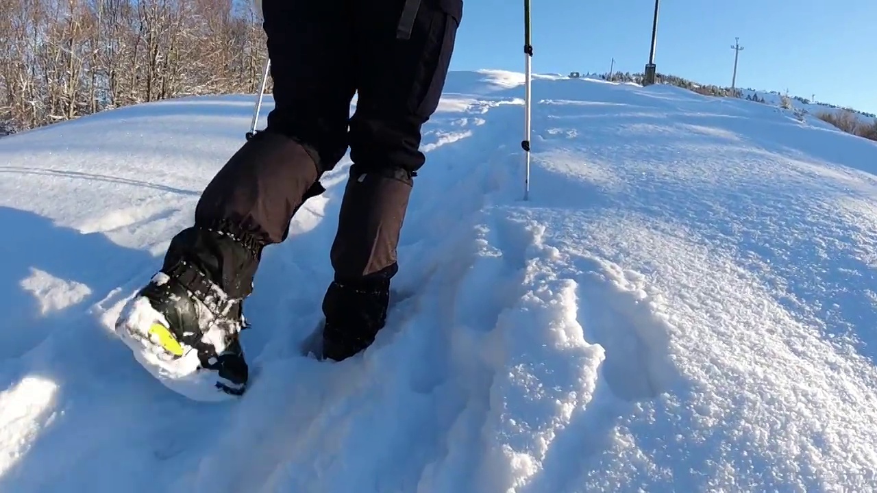 缓慢的运动。女人的脚走在雪地上。山之旅。冬天的山。喀尔巴阡山。Borzhava。视频素材