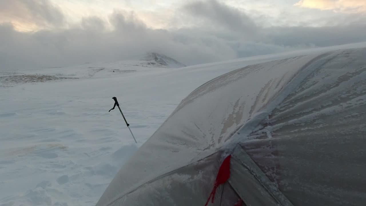 冬季山区天气恶劣时要搭帐篷。在冬季的山区徒步旅行。喀尔巴阡山。Borzhava。视频素材