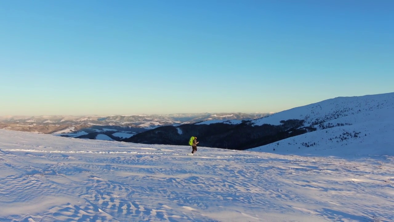 走在冬天的山上。无人机拍摄的冬季山脉。喀尔巴阡山。Borzhava。独自在山中。视频素材