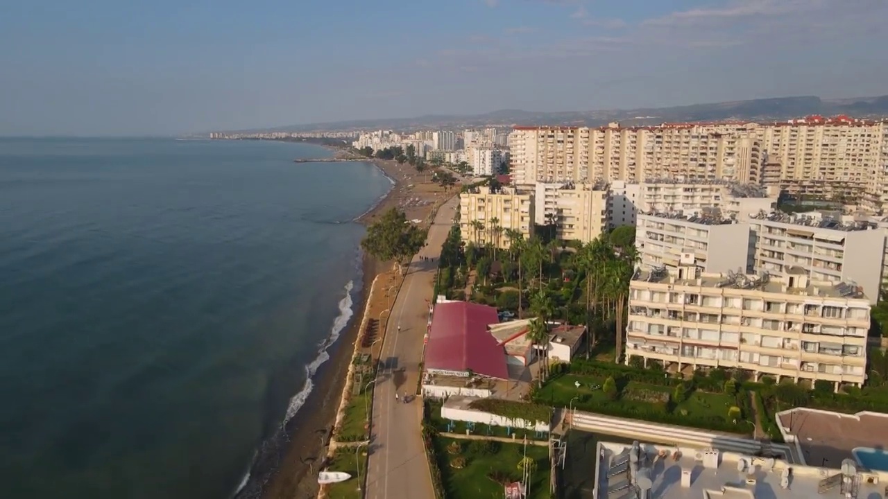 飞越地中海土耳其梅尔辛的海岸线视频下载